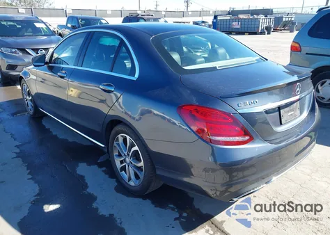 2016 Mercedes-Benz C 300 z USA, uszkodzony, nr VIN 55SWF4JB8GU142249